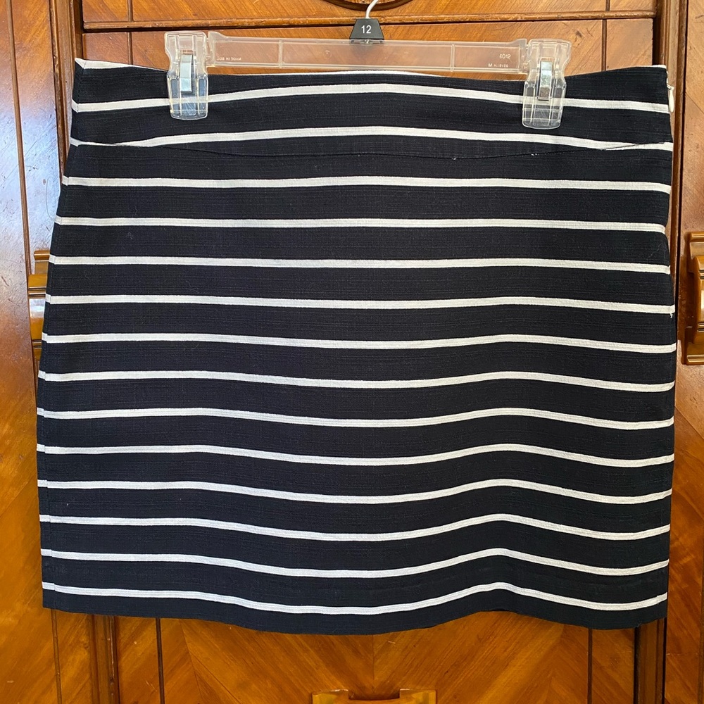 Banana Republic Women’s Skirt size 12 Navy & White
